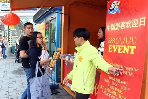 中國(guó)僑網(wǎng)資料圖片:韓國(guó)首爾中國(guó)游客歡迎日 新華社記者姚琪琳攝