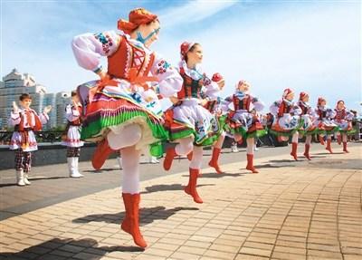 中國僑網(wǎng)青少年藝術(shù)團(tuán)的演員們正在表演 熱烈奔放的白俄羅斯民族舞蹈。 圖片來源:新華網(wǎng)