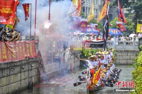 中國僑網(wǎng)各地龍舟競渡迎端午,吸引大批游客。 中新社記者 陳驥旻 攝