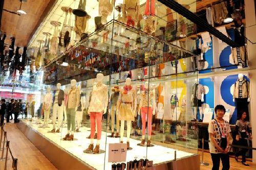 中國僑網東京銀座的服飾店。 新華社記者馬平攝