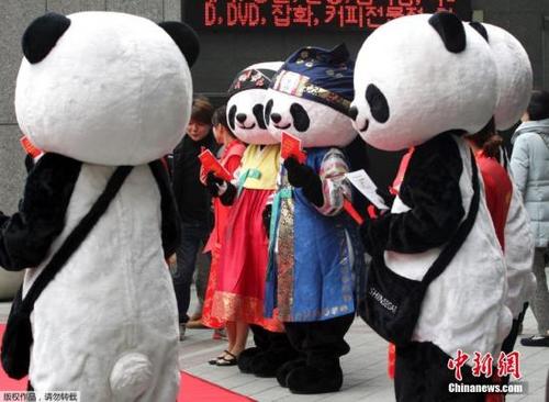 中國僑網韓國一百貨商場邀“大熊貓”站臺吸引中國游客 (資料圖)。