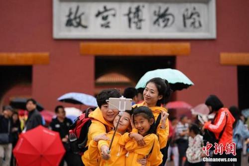 中國僑網(wǎng)游客在故宮博物院游覽。中新社記者 杜洋 攝
