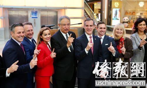 中國僑網(wǎng)洛杉磯市市長賈希提(左起5)與出席新聞發(fā)布會的官員們豎起食指,以表示洛杉磯市第一。(美國《僑報(bào)》記者邱晨攝)