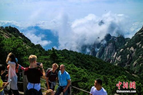 中國僑網(wǎng)資料圖:游客一大早來到海拔1860米的煉丹峰觀日出。 李金剛 攝
