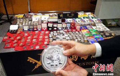 中國僑網(wǎng)浦東機(jī)場海關(guān)在旅檢渠道查獲旅客攜帶金銀紀(jì)念幣未報入境情事 關(guān)宣 攝