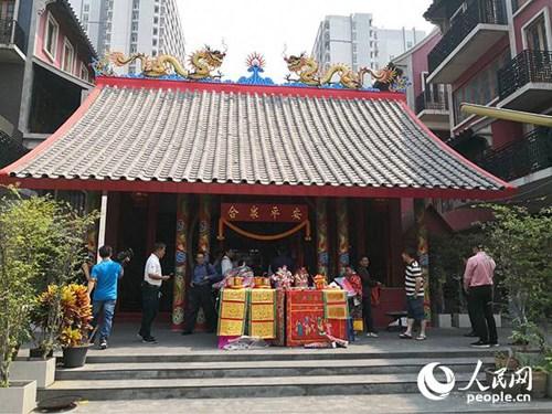 中國(guó)僑網(wǎng)龍城內(nèi)的古老本頭公廟。孫廣勇 攝