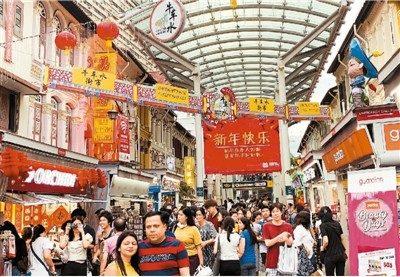 中國(guó)僑網(wǎng)洋溢著春節(jié)氣氛的新加坡唐人街“牛車水”喜迎中國(guó)游客。 (本報(bào)記者/趙珊 攝)