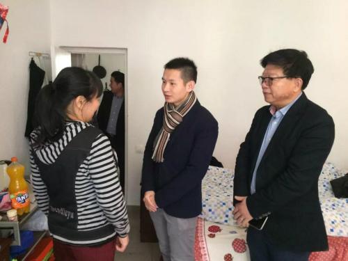 中國(guó)僑網(wǎng)駐巴塞羅那總領(lǐng)館工作人員和青田同鄉(xiāng)會(huì)代表探望病逝僑胞家屬。