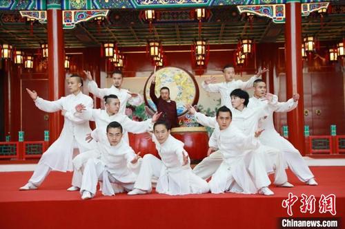 中國僑網(wǎng)啟動(dòng)儀式上的打擊樂與舞蹈 郭幸福 攝