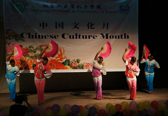 中國僑網(wǎng)學(xué)生表演扇子舞《荷塘月色》