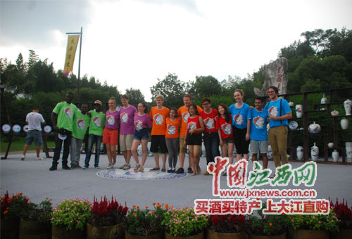 第十三屆漢語(yǔ)橋世界大學(xué)生中文比賽在景德鎮(zhèn)古窯取景錄制