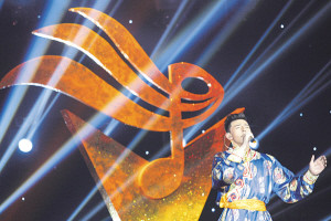 身著一身蒙古族長袍的紐約選手毛天驕7月31日憑借中國民歌《鴻雁》順利晉級十強(qiáng)(美國《僑報》/王澤