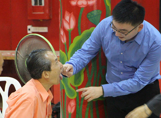 張教授對(duì)講座觀(guān)眾進(jìn)行舌診指導(dǎo)