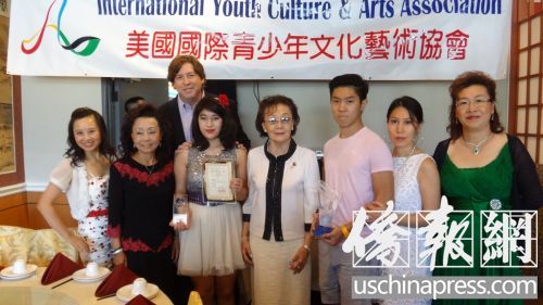 馬伯騫(右三)、黃淑仁(前左三)和美國國際青少年文化藝術協(xié)會的代表一起合影。(美國《僑報》/高睿