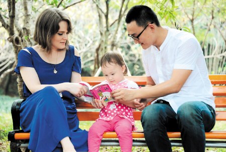 一家三口在一起,26歲的安娜嫁在湘潭很幸福。(劉炬