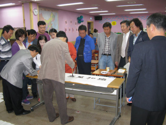 中國僑網向現場嘉賓展示書法技藝
