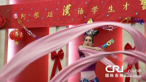中國僑網(wǎng)國立羅薩里奧大學(xué)學(xué)生表演的舞蹈《飛天》