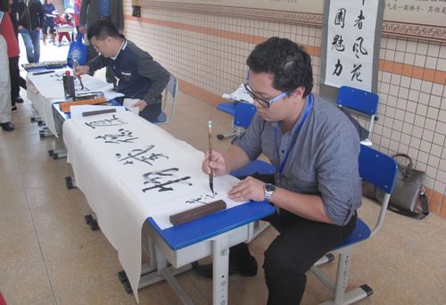 中國僑網印尼學員現場揮毫 謝逸斐 攝