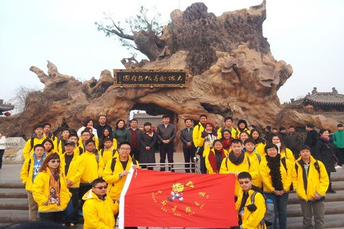 中國僑網(wǎng)2014中國尋根之旅山西冬令營在洪洞大槐樹前開幕。師曉華 攝