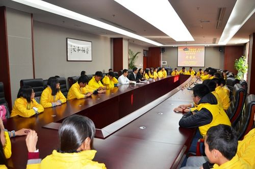 中國(guó)僑網(wǎng)圖為“中國(guó)尋根之旅”——新西蘭華裔青少年北京游學(xué)營(yíng)開營(yíng)式會(huì)場(chǎng)。