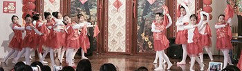 中國僑網(wǎng)舞蹈《開門紅》。(法國《歐洲時(shí)報(bào)》意大利版/張銳 攝)