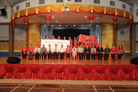 中國(guó)僑網(wǎng)楊健大使、汶萊中華中學(xué)校長(zhǎng)和部分校董與中華大樂園教師出訪團(tuán)團(tuán)合影
