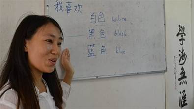 中國(guó)僑網(wǎng)中文教師在教授漢語(yǔ)