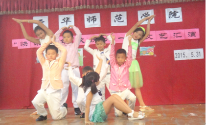 中國(guó)僑網(wǎng)一年級(jí)小朋友表演《小蘋果》