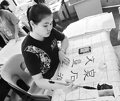 中國(guó)僑網(wǎng)圖為馬來西亞一所華文獨(dú)立中學(xué)的學(xué)生在練習(xí)書法
