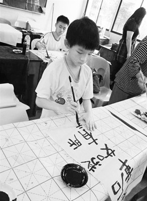 中國(guó)僑網(wǎng)圖為馬來西亞一所華文獨(dú)立中學(xué)的學(xué)生在練習(xí)書法