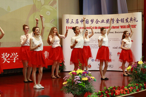 中國(guó)僑網(wǎng)布大中文系學(xué)生表演“小蘋果”