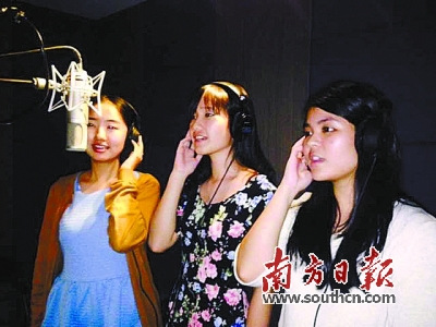 在學(xué)校演出獲得成功后，霍昱?。ㄓ乙唬┖屯橐黄饘ⅰ短依罘架啊蜂浿瞥闪顺?/