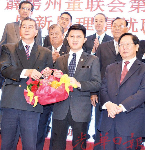李官仁(左)贈送紀(jì)念品予副教長張盛聞,在場者包括董總主席劉利民(右1)。