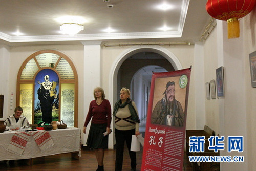 兩名白國(guó)立科技大學(xué)的教職工從孔子像前走過。新華社記者陳俊鋒