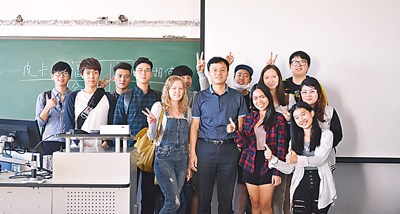 圖為張小鋒教授(前排中)和他的學(xué)生們