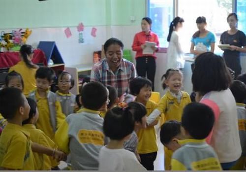 校長Mrs.Villanueva與幼兒小朋友互動