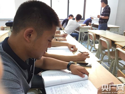 認真聽講的馬學(xué)真。