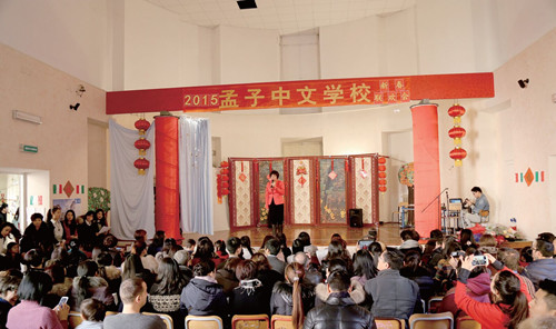 解穎在2015年孟子中文學(xué)校新春聯(lián)歡晚會現(xiàn)場講話。(圖片來源:歐洲時報記者方曼青