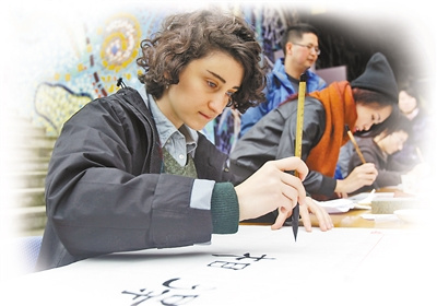 獲得書法一等獎的阿麗莎現(xiàn)場表演。