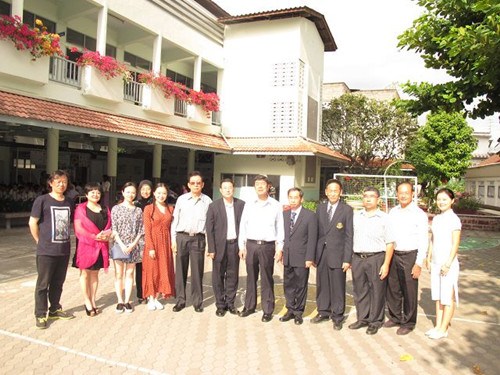 代表團參觀學校