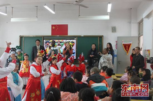 南非校長(zhǎng)學(xué)習(xí)中國(guó)戲曲