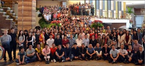 陳永栽博士、華教中心領(lǐng)導(dǎo)和全體外派教師合影留念