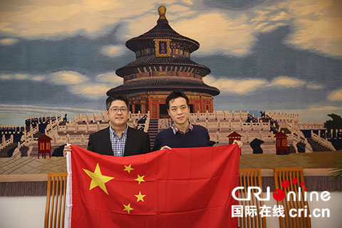 中國駐印度大使和武侯高級中學(xué)羅強(qiáng)老師及他的"特別的國旗"合影送別。