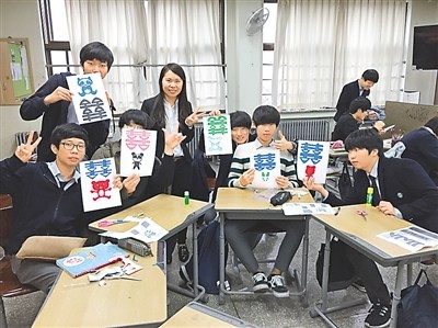本文作者(左四)和學生在一起