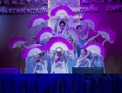 普吉中學(xué)學(xué)生表演開(kāi)場(chǎng)舞蹈《茉莉花》