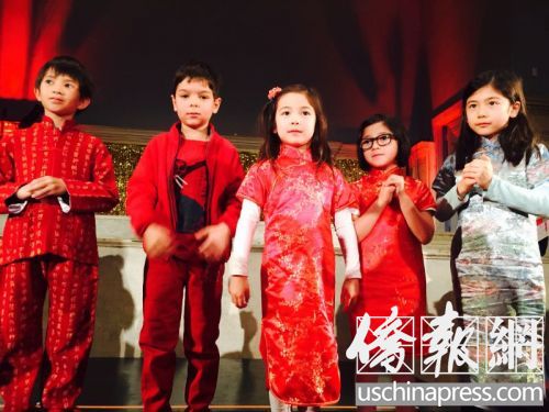 小朋友身著春節(jié)喜慶服飾賀新年。(美國(guó)《僑報(bào)》/陳辰