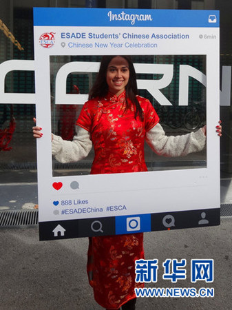 外國(guó)女生穿著中國(guó)風(fēng)格服裝拍照。新華社記者周喆