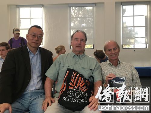 洛杉磯西方學(xué)院尹曉煌(左一)教授接受采訪。(美國(guó)《僑報(bào)》/聶達(dá)