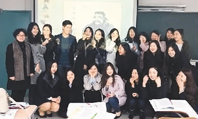 本文作者(左)與航空班學生在一起