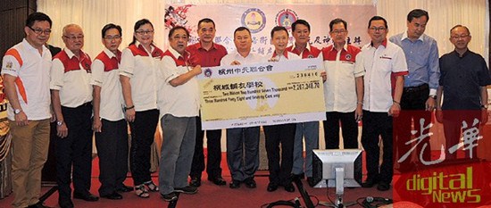 林炎葵移交220萬7348令吉70仙模擬支票予陳漢進接領(lǐng)。